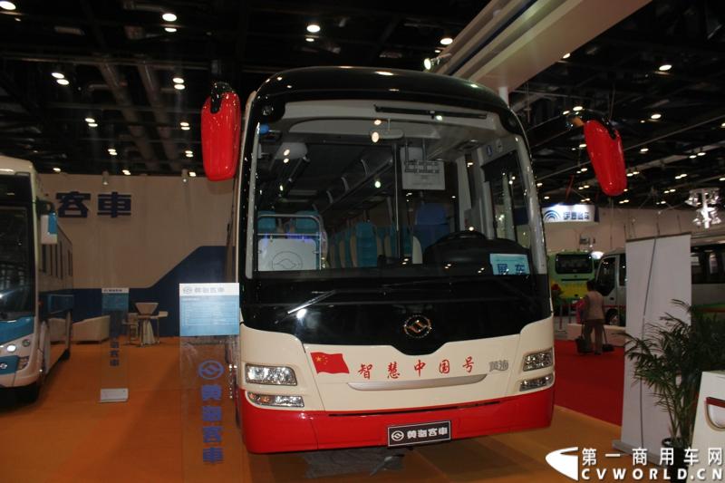 2014年北京道路运输展上，黄海客车携DD6821G01、DD6125CHEV1、DD6109PHEV1N、DD6930C01FX四款创新产品亮相。图为黄海DD6125CHEV1混合动力客车。