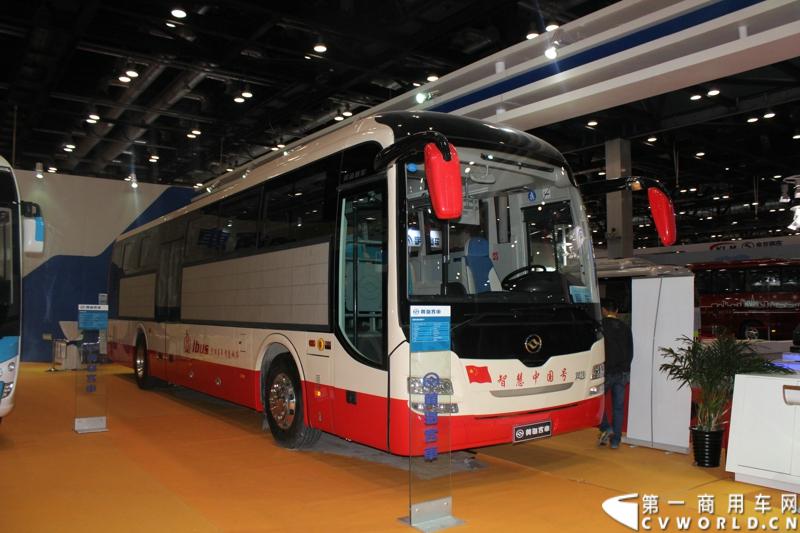 2014年北京道路运输展上，黄海客车携DD6821G01、DD6125CHEV1、DD6109PHEV1N、DD6930C01FX四款创新产品亮相。图为黄海DD6125CHEV1混合动力客车。