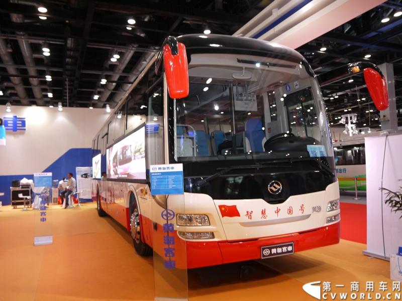 2014年北京道路运输展上，黄海客车携DD6821G01、DD6125CHEV1、DD6109PHEV1N、DD6930C01FX四款创新产品亮相。图为黄海DD6125CHEV1混合动力客车。