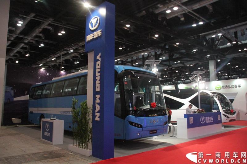 本次车展，青年两款新品JNP6123GNV“未来之星”和JNP6128M“Crossover”联袂亮相。图为青年汽车展台。