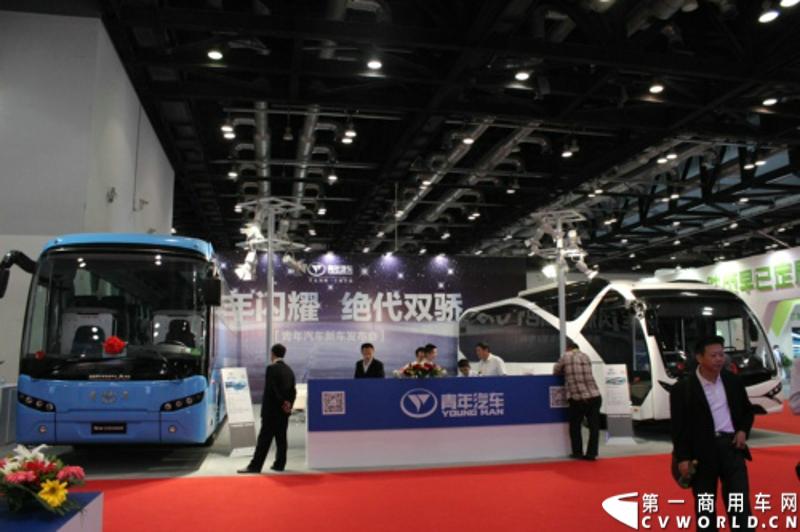 本次车展，青年两款新品JNP6123GNV“未来之星”和JNP6128M“Crossover”联袂亮相。图为青年汽车展台。