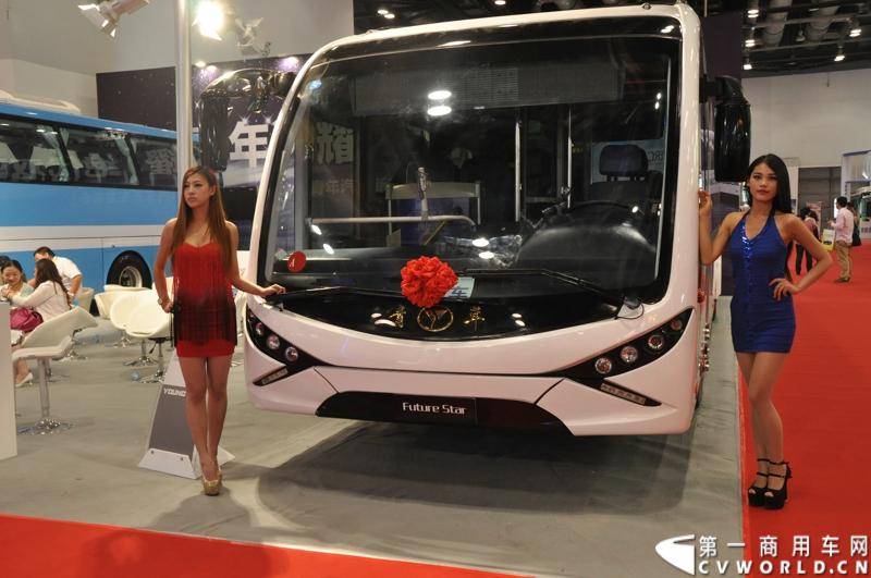 本次车展，青年两款新品JNP6123GNV“未来之星”和JNP6128M“Crossover”联袂亮相。JNP6123GNV“未来之星”是青年针对日渐火爆的城市定制出行市场打造的一款时尚、实用兼备的客车。图为青年JNP6123 GNV定制公交。