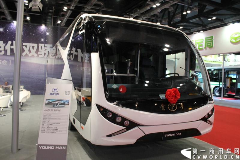 本次车展，青年两款新品JNP6123GNV“未来之星”和JNP6128M“Crossover”联袂亮相。JNP6123GNV“未来之星”是青年针对日渐火爆的城市定制出行市场打造的一款时尚、实用兼备的客车。图为青年JNP6123 GNV定制公交。