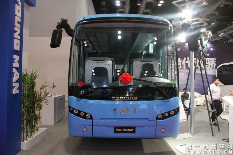 本次车展，青年两款新品JNP6123GNV“未来之星”和JNP6128M“Crossover”联袂亮相。青年“Crossover”敢为人先，在业内率先涉足“跨界”概念，体现了青年客车在市场新形势下提升产品在细分市场竞争力的决心。图为青年JNP6128M“Crossover”。
