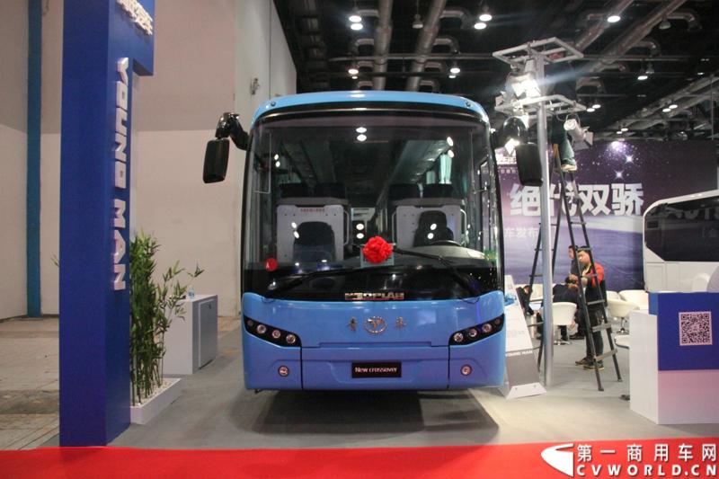 本次车展，青年两款新品JNP6123GNV“未来之星”和JNP6128M“Crossover”联袂亮相。青年“Crossover”敢为人先，在业内率先涉足“跨界”概念，体现了青年客车在市场新形势下提升产品在细分市场竞争力的决心。图为青年JNP6128M“Crossover”。