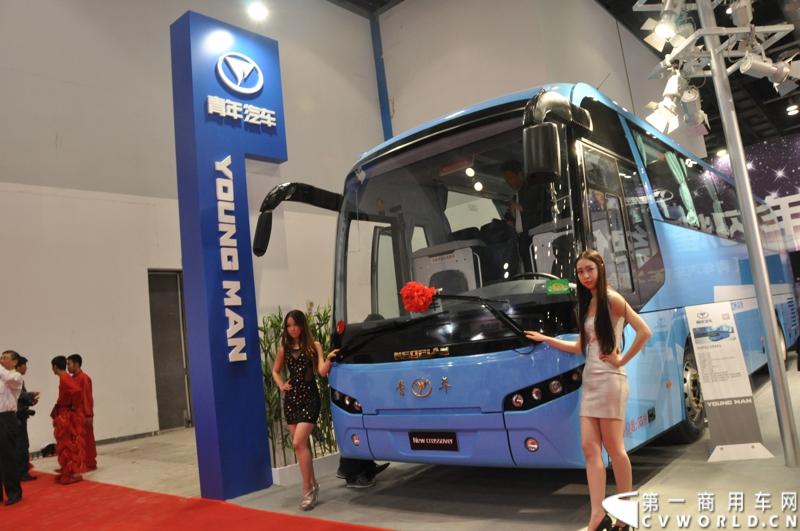 本次车展，青年两款新品JNP6123GNV“未来之星”和JNP6128M“Crossover”联袂亮相。青年“Crossover”敢为人先，在业内率先涉足“跨界”概念，体现了青年客车在市场新形势下提升产品在细分市场竞争力的决心。图为青年JNP6128M“Crossover”。