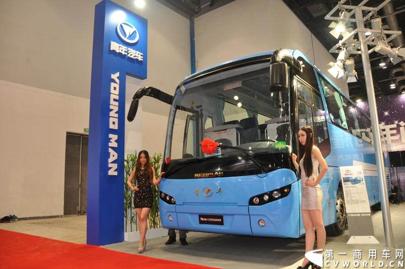 本次车展，青年两款新品JNP6123GNV“未来之星”和JNP6128M“Crossover”联袂亮相。青年“Crossover”敢为人先，在业内率先涉足“跨界”概念，体现了青年客车在市场新形势下提升产品在细分市场竞争力的决心。图为青年JNP6128M“Crossover”。