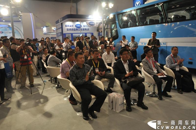本次车展，青年两款新品JNP6123GNV“未来之星”和JNP6128M“Crossover”联袂亮相。图为青年汽车发布会现场。