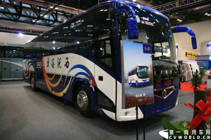2014年北京道路运输展，西沃客车携700I公路客车、700I LNG公路客车和900I公路客车亮相。图为西沃700I LNG公路客车。