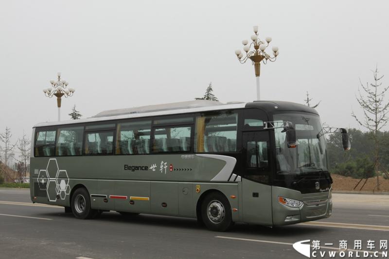 中通LCK6118HQ1旅游客车是在领御系列LCK6117H、LCK6118H产品基础上，进行全面升级和改进研发而成。该车采用全承载车身结构，运行更加平稳安全，搭载玉柴、潍柴发动机，达到国Ⅳ排放标准。
