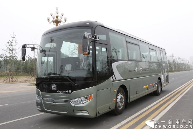 中通LCK6118HQ1旅游客车是在领御系列LCK6117H、LCK6118H产品基础上，进行全面升级和改进研发而成。该车采用全承载车身结构，运行更加平稳安全，搭载玉柴、潍柴发动机，达到国Ⅳ排放标准。