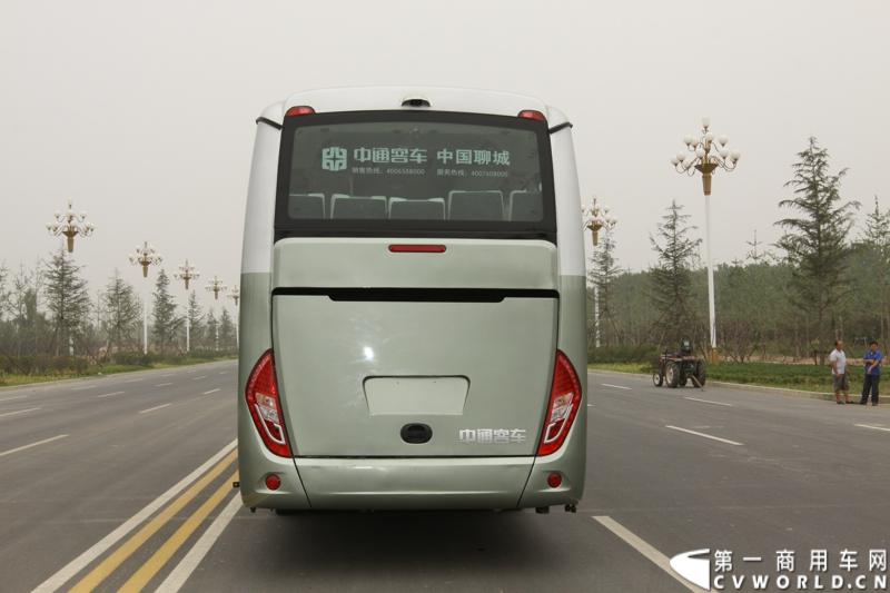 中通LCK6118HQ1旅游客车是在领御系列LCK6117H、LCK6118H产品基础上，进行全面升级和改进研发而成。该车采用全承载车身结构，运行更加平稳安全，搭载玉柴、潍柴发动机，达到国Ⅳ排放标准。