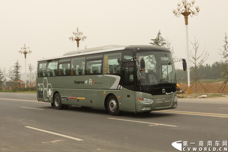 中通LCK6118HQ1旅游客车是在领御系列LCK6117H、LCK6118H产品基础上，进行全面升级和改进研发而成。该车采用全承载车身结构，运行更加平稳安全，搭载玉柴、潍柴发动机，达到国Ⅳ排放标准。