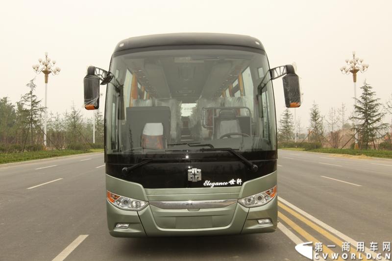 中通LCK6118HQ1旅游客车是在领御系列LCK6117H、LCK6118H产品基础上，进行全面升级和改进研发而成。该车采用全承载车身结构，运行更加平稳安全，搭载玉柴、潍柴发动机，达到国Ⅳ排放标准。