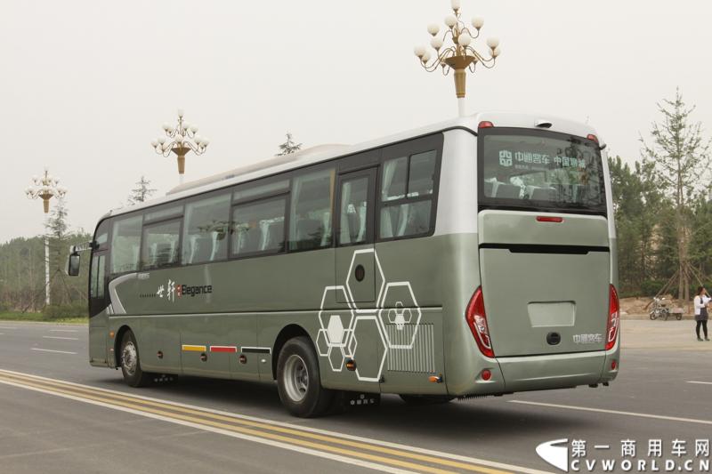 中通LCK6118HQ1旅游客车是在领御系列LCK6117H、LCK6118H产品基础上，进行全面升级和改进研发而成。该车采用全承载车身结构，运行更加平稳安全，搭载玉柴、潍柴发动机，达到国Ⅳ排放标准。