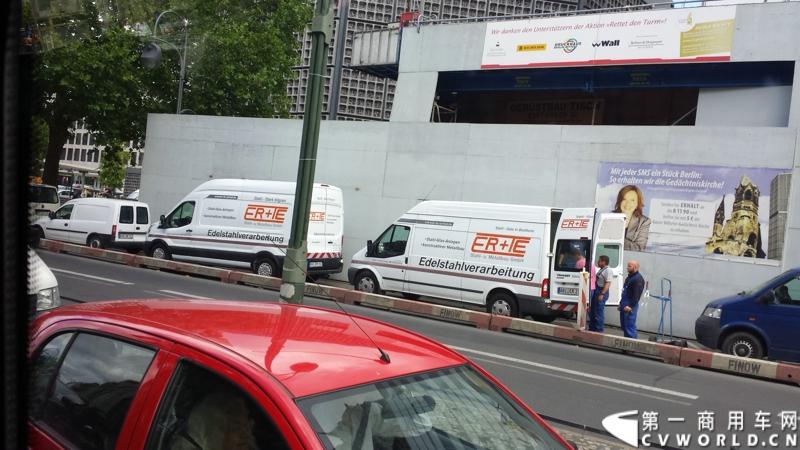 7月3日，奔驰未来卡车2025在德国马格德堡首发，第一商用车网记者有幸在现场见证了该首发仪式。除却奔驰未来卡车2025的自主驾驶功能给记者带来的不小的震撼外，在柏林街头，形形色色的轻客也给记者带来一次非同凡响的视觉盛宴。