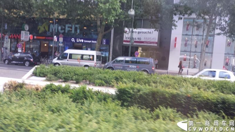 7月3日，奔驰未来卡车2025在德国马格德堡首发，第一商用车网记者有幸在现场见证了该首发仪式。除却奔驰未来卡车2025的自主驾驶功能给记者带来的不小的震撼外，在柏林街头，形形色色的轻客也给记者带来一次非同凡响的视觉盛宴。