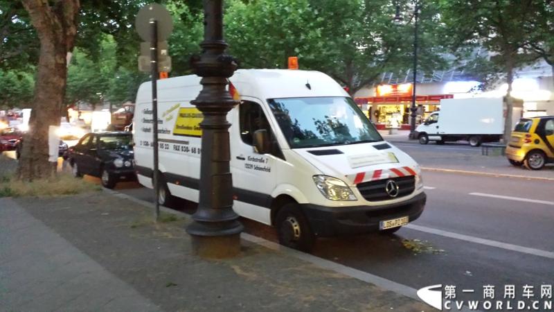 7月3日，奔驰未来卡车2025在德国马格德堡首发，第一商用车网记者有幸在现场见证了该首发仪式。除却奔驰未来卡车2025的自主驾驶功能给记者带来的不小的震撼外，在柏林街头，形形色色的轻客也给记者带来一次非同凡响的视觉盛宴。
