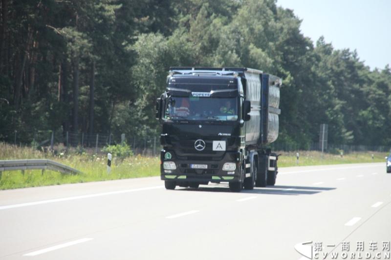 7月3日，奔驰未来卡车2025在德国马格德堡首发，第一商用车网记者有幸在现场见证了该首发仪式。除却奔驰未来卡车2025的自主驾驶功能给记者带来的不小的震撼外，而在柏林至马格德堡的高速公路上，形形色色的欧洲卡车也给记者带来一次非同凡响的视觉盛宴，正所谓独乐乐，不如众乐乐，一起来感受不一样的视觉冲击吧！图为行驶在柏林高速公路上的各色奔驰卡车。