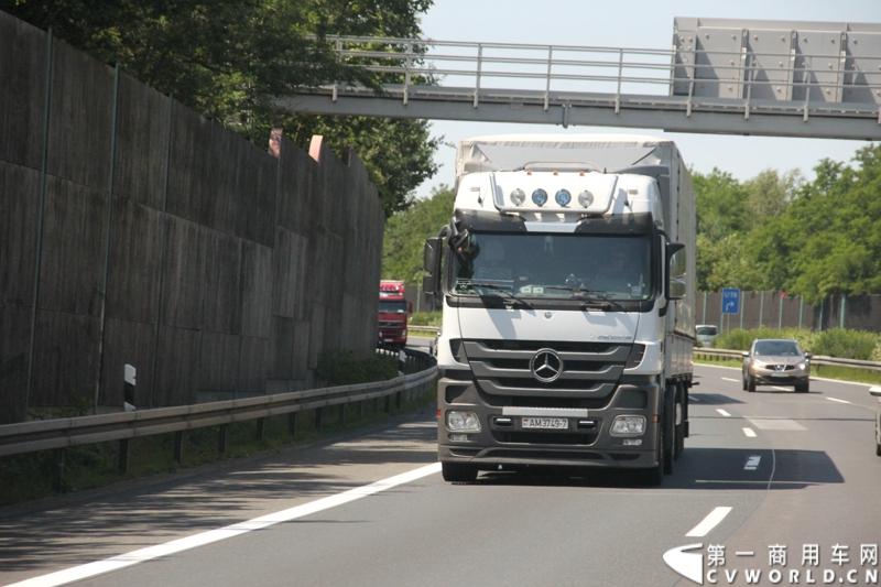 7月3日，奔驰未来卡车2025在德国马格德堡首发，第一商用车网记者有幸在现场见证了该首发仪式。除却奔驰未来卡车2025的自主驾驶功能给记者带来的不小的震撼外，而在柏林至马格德堡的高速公路上，形形色色的欧洲卡车也给记者带来一次非同凡响的视觉盛宴，正所谓独乐乐，不如众乐乐，一起来感受不一样的视觉冲击吧！图为行驶在柏林高速公路上的各色奔驰卡车。