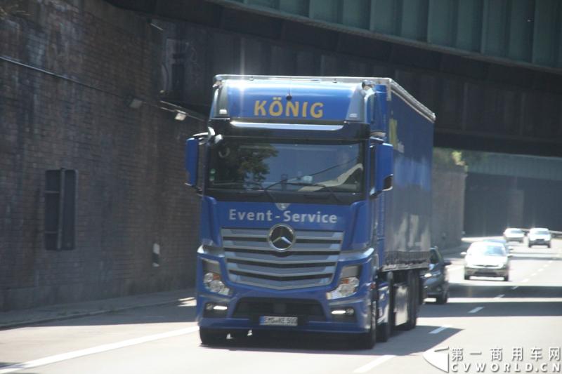 7月3日，奔驰未来卡车2025在德国马格德堡首发，第一商用车网记者有幸在现场见证了该首发仪式。除却奔驰未来卡车2025的自主驾驶功能给记者带来的不小的震撼外，而在柏林至马格德堡的高速公路上，形形色色的欧洲卡车也给记者带来一次非同凡响的视觉盛宴，正所谓独乐乐，不如众乐乐，一起来感受不一样的视觉冲击吧！图为行驶在柏林高速公路上的各色奔驰卡车。