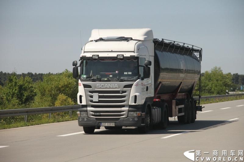 7月3日，奔驰未来卡车2025在德国马格德堡首发，第一商用车网记者有幸在现场见证了该首发仪式。除却奔驰未来卡车2025的自主驾驶功能给记者带来的不小的震撼外，而在柏林至马格德堡的高速公路上，形形色色的欧洲卡车也给记者带来一次非同凡响的视觉盛宴，正所谓独乐乐，不如众乐乐，一起来感受不一样的视觉冲击吧！图为行驶在柏林高速公路上的各色斯堪尼亚卡车。