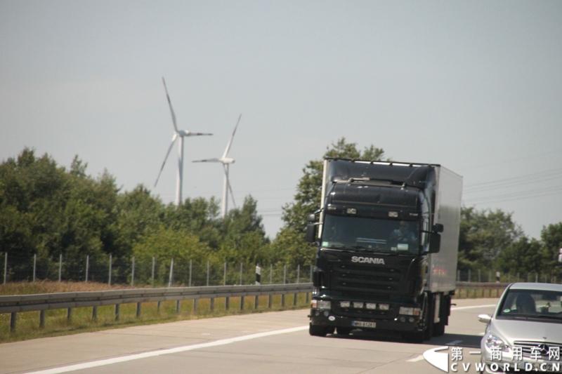 7月3日，奔驰未来卡车2025在德国马格德堡首发，第一商用车网记者有幸在现场见证了该首发仪式。除却奔驰未来卡车2025的自主驾驶功能给记者带来的不小的震撼外，而在柏林至马格德堡的高速公路上，形形色色的欧洲卡车也给记者带来一次非同凡响的视觉盛宴，正所谓独乐乐，不如众乐乐，一起来感受不一样的视觉冲击吧！图为行驶在柏林高速公路上的各色斯堪尼亚卡车。