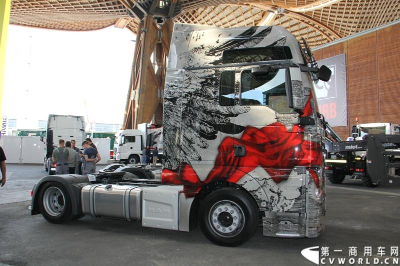 德国曼恩（MAN）已经开始进行2014汉诺威国际商用车展 (IAA) 的全球首映：在汉诺威火车总站前共揭幕了六辆 MAN Tattoo 卡车。图为MAN TATTOO TRUCK彩绘卡车