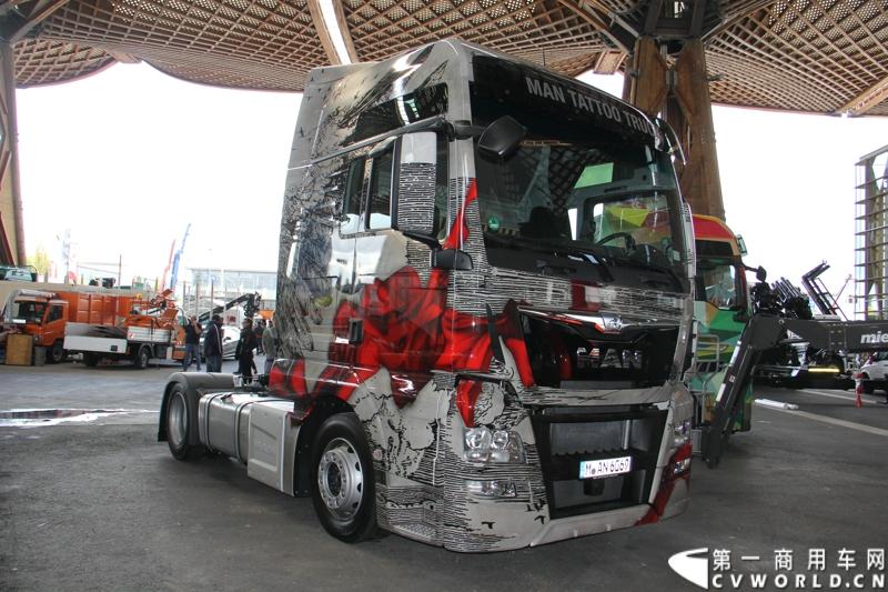 德国曼恩（MAN）已经开始进行2014汉诺威国际商用车展 (IAA) 的全球首映：在汉诺威火车总站前共揭幕了六辆 MAN Tattoo 卡车。图为MAN TATTOO TRUCK彩绘卡车