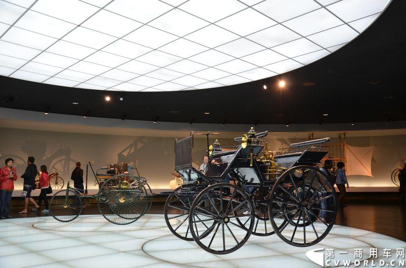 奔驰博物馆：1886年，戴姆勒也是世界第一辆四轮运输汽车诞生。 