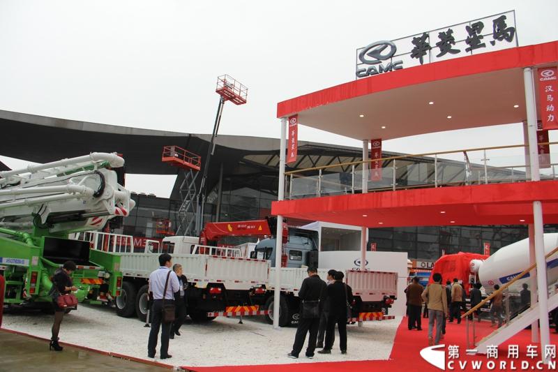 2014年11月25日，2014中国国际工程机械、建材机械、工程车辆及设备博览会（上海宝马展）在上海浦东新国际博览中心开幕，吸引了全球40多个国家的3000余家展商参展，展示数万个最新产品设备。华菱星马携旗下重卡、核心零部件和专用车等全系列产品亮相，并在展台现场召开了新闻发布会。图为汉马新车型改装的搅拌车，345马力