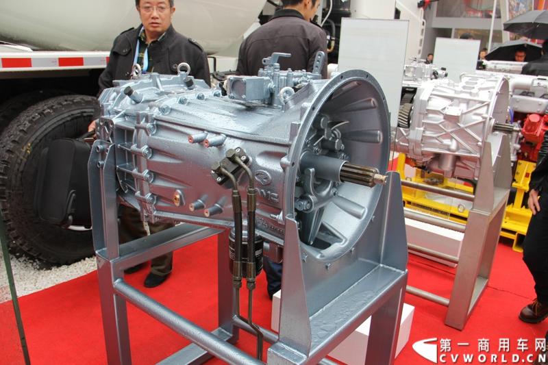 2014年11月25日，2014中国国际工程机械、建材机械、工程车辆及设备博览会（上海宝马展）在上海浦东新国际博览中心开幕，吸引了全球40多个国家的3000余家展商参展，展示数万个最新产品设备。华菱星马携旗下重卡、核心零部件和专用车等全系列产品亮相，并在展台现场召开了新闻发布会。图为华菱自主研发的变速箱产品 