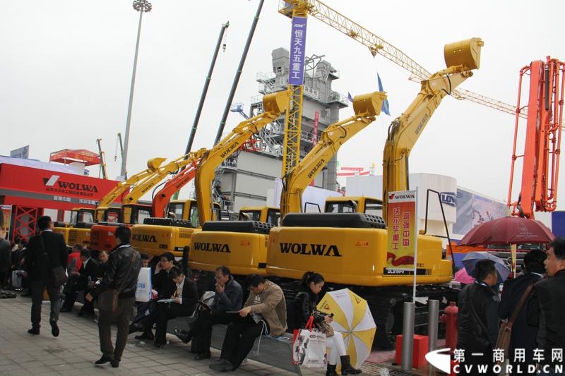2014年11月25日，2014中国国际工程机械、建材机械、工程车辆及设备博览会（上海宝马展）在上海浦东新国际博览中心隆重开幕。图为沃尔华重工