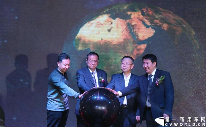 2014年12月29日，中国重汽SITRAK·汕德卡2014体验式互动路演收官站在济南完美上演。图为中国重汽高层共同启动收官仪式