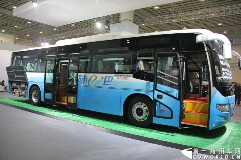 2015年1月5日，福田汽车集团&福田戴姆勒汽车2015中国山东汽车展览会在山东济南隆重开幕。图为福田欧辉BJ6127系列纯电动商务班车 