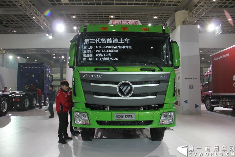 2015年1月5日，福田汽车集团&福田戴姆勒汽车2015中国山东汽车展览会在山东济南隆重开幕。图为福田欧曼GTL第三代智能渣土车 