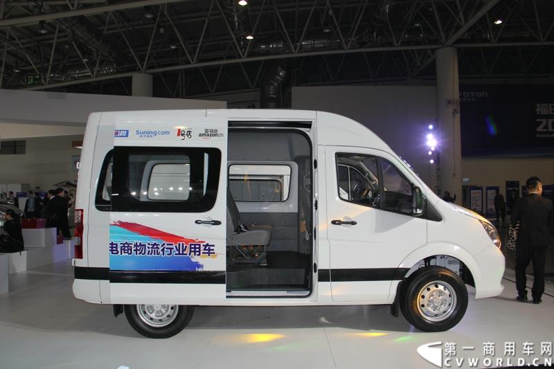 2015年1月5日，福田汽车集团&福田戴姆勒汽车2015中国山东汽车展览会在山东济南隆重开幕。图为福田图雅诺短轴中顶电商物流车 