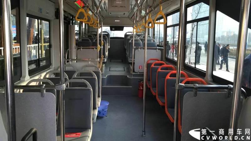 2月12日，全球首条e－BRT（纯电动快速公交）在浙江金华市正式开通，其全部38辆e－BRT公交客车均由青年汽车制造生产。