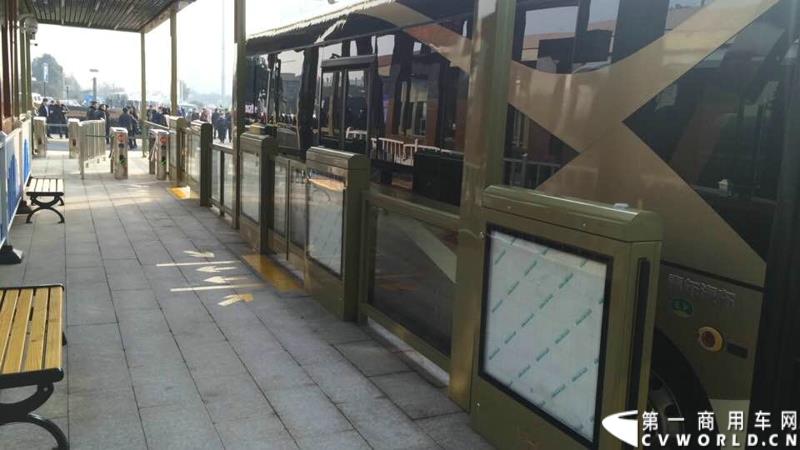 2月12日，全球首条e－BRT（纯电动快速公交）在浙江金华市正式开通，其全部38辆e－BRT公交客车均由青年汽车制造生产。