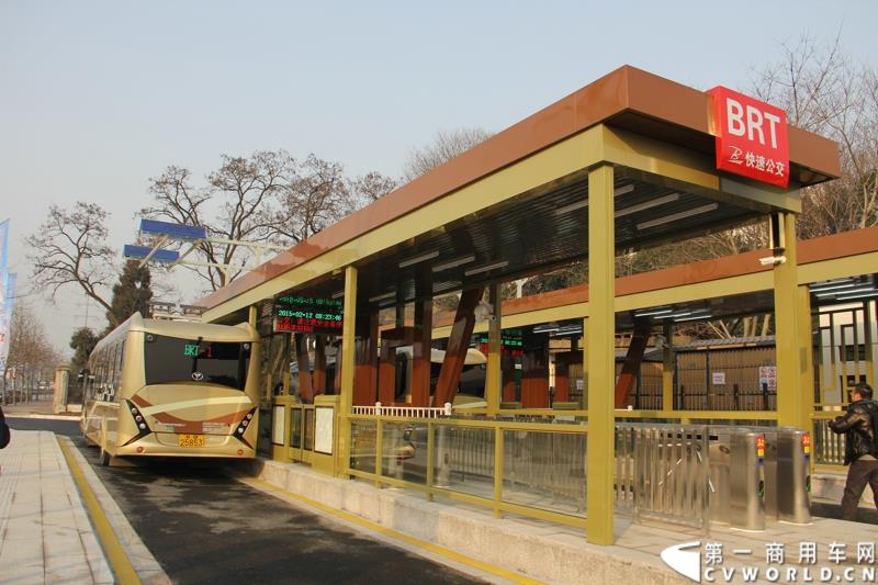 2月12日，全球首条e－BRT（纯电动快速公交）专线在浙江金华市正式开通，其全部38辆e－BRT公交客车由青年汽车制造生产。图为BRT公交缓缓驶出站台