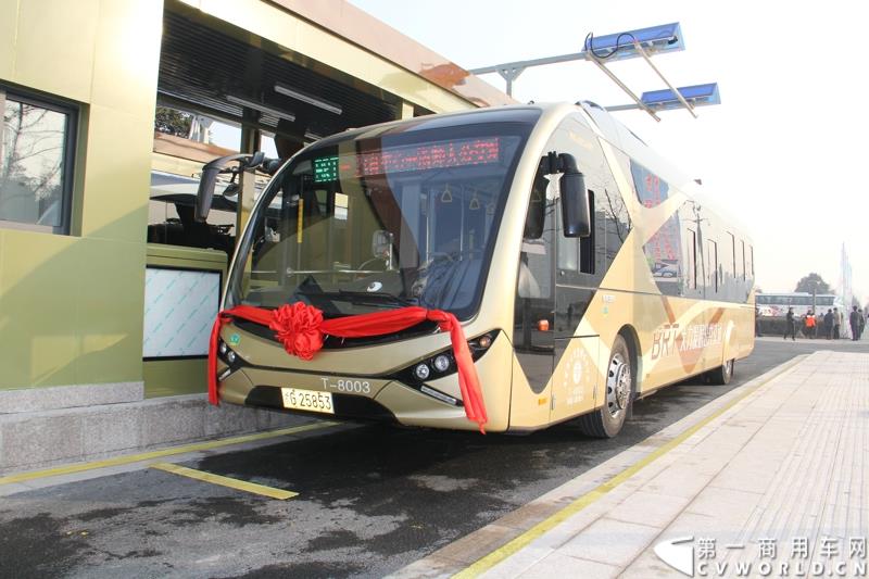 2月12日，全球首条e－BRT（纯电动快速公交）专线在浙江金华市正式开通，其全部38辆e－BRT公交客车由青年汽车制造生产。图为BRT公交缓缓驶出站台