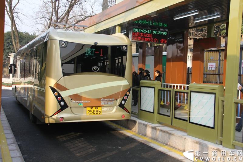 2月12日，全球首条e－BRT（纯电动快速公交）专线在浙江金华市正式开通，其全部38辆e－BRT公交客车由青年汽车制造生产。图为BRT公交缓缓驶出站台