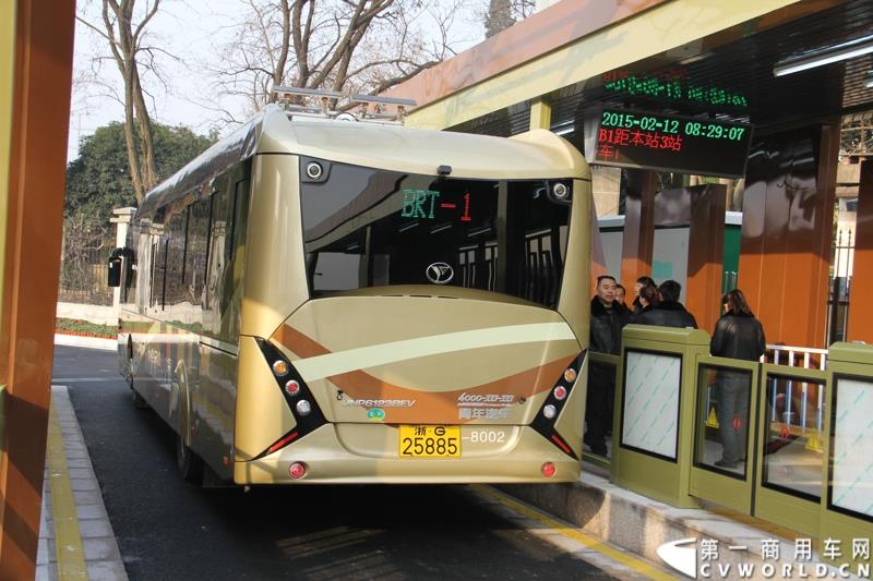 2月12日，全球首条e－BRT（纯电动快速公交）专线在浙江金华市正式开通，其全部38辆e－BRT公交客车由青年汽车制造生产。图为BRT公交缓缓驶出站台