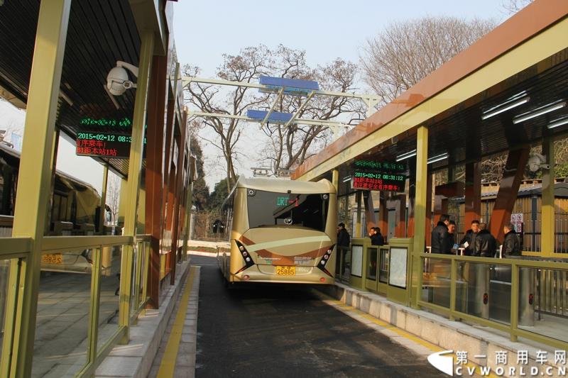 2月12日，全球首条e－BRT（纯电动快速公交）专线在浙江金华市正式开通，其全部38辆e－BRT公交客车由青年汽车制造生产。图为BRT公交缓缓驶出站台