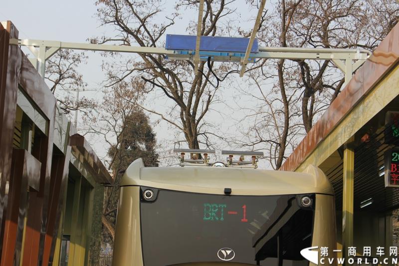 2月12日，全球首条e－BRT（纯电动快速公交）专线在浙江金华市正式开通，其全部38辆e－BRT公交客车由青年汽车制造生产。图为BRT公交缓缓驶出站台