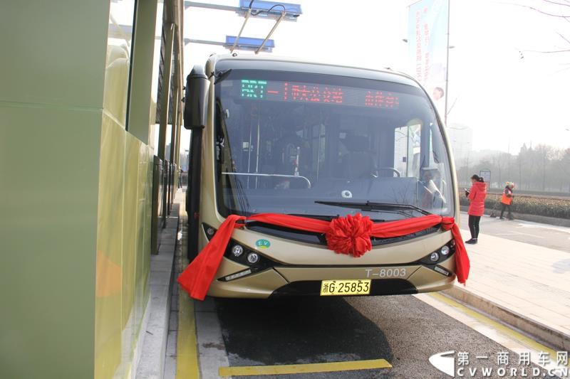 2月12日，全球首条e－BRT（纯电动快速公交）专线在浙江金华市正式开通，其全部38辆e－BRT公交客车由青年汽车制造生产。图为BRT公交缓缓驶出站台