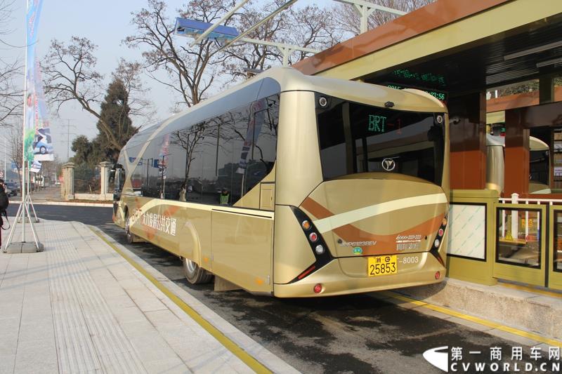 2月12日，全球首条e－BRT（纯电动快速公交）专线在浙江金华市正式开通，其全部38辆e－BRT公交客车由青年汽车制造生产。图为BRT公交缓缓驶出站台