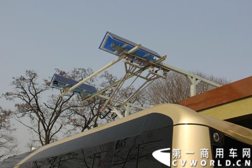 2月12日，全球首条e－BRT（纯电动快速公交）专线在浙江金华市正式开通，其全部38辆e－BRT公交客车由青年汽车制造生产。图为BRT公交正在快速充电