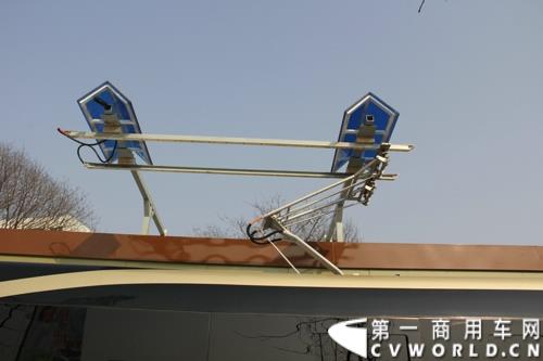 2月12日，全球首条e－BRT（纯电动快速公交）专线在浙江金华市正式开通，其全部38辆e－BRT公交客车由青年汽车制造生产。图为BRT公交正在快速充电