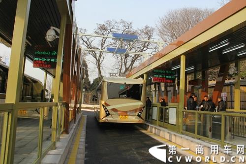 2月12日，全球首条e－BRT（纯电动快速公交）专线在浙江金华市正式开通，其全部38辆e－BRT公交客车由青年汽车制造生产。图为BRT公交站台